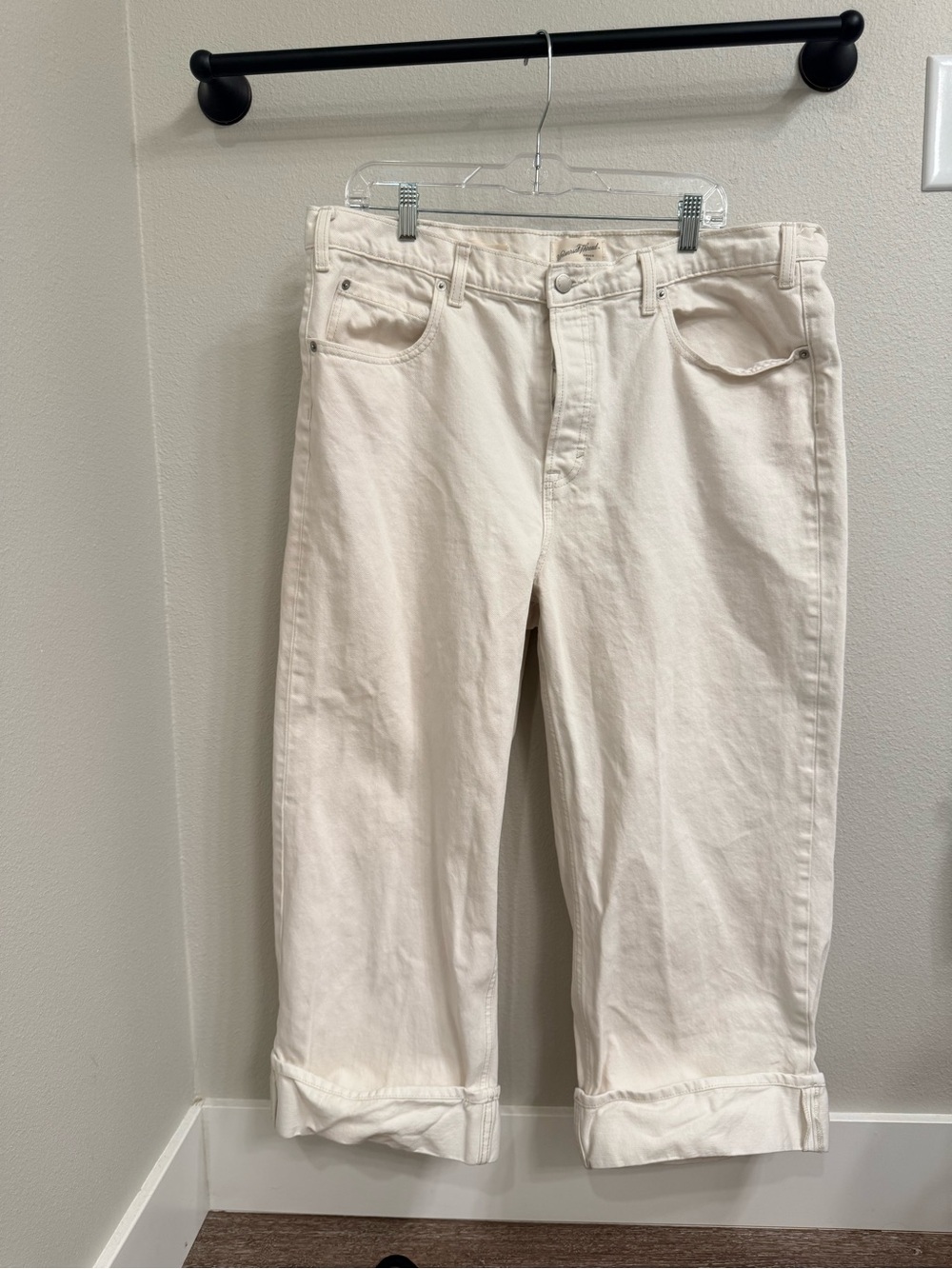 Universal Thread Cream Cropped Jeans